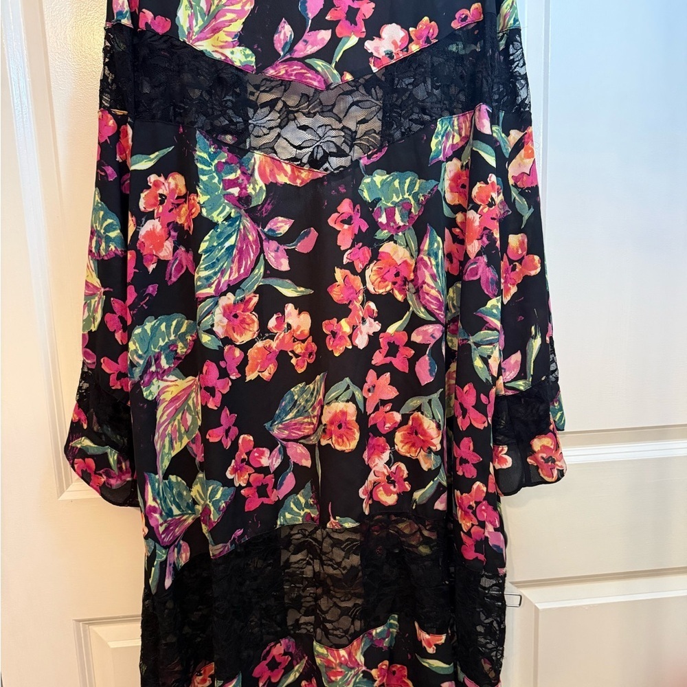 Floral Kimono with Lace Trim - Picture 12 of 12